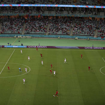 Stadion v Baku během zápasu Eura mezi Švýcarskem a Tureckem 