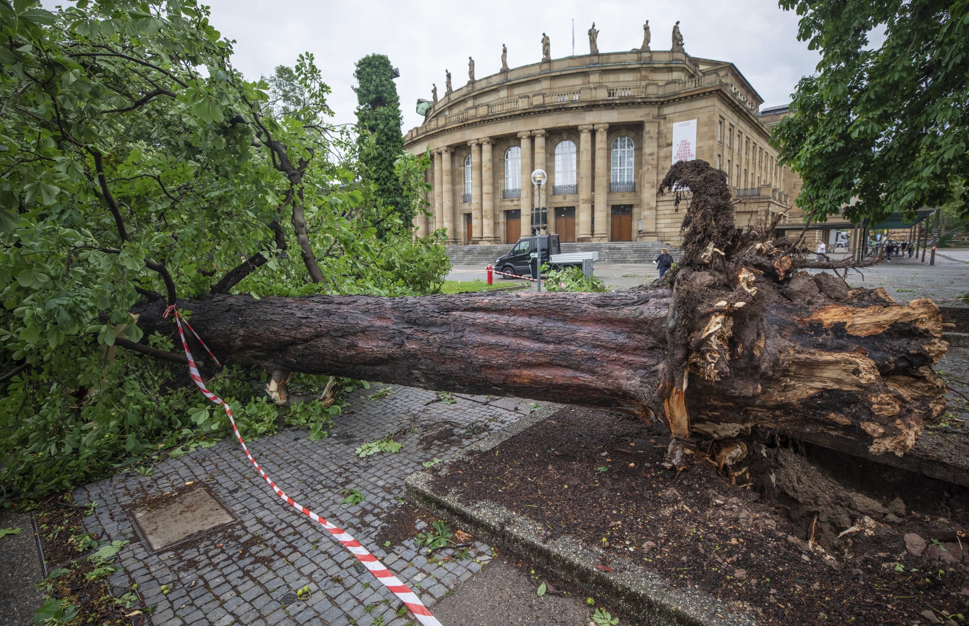 Silné bouřky po sobě zanechaly spoušť, škodám se nevyhnul ani operní dům v německém Stuttgartu.