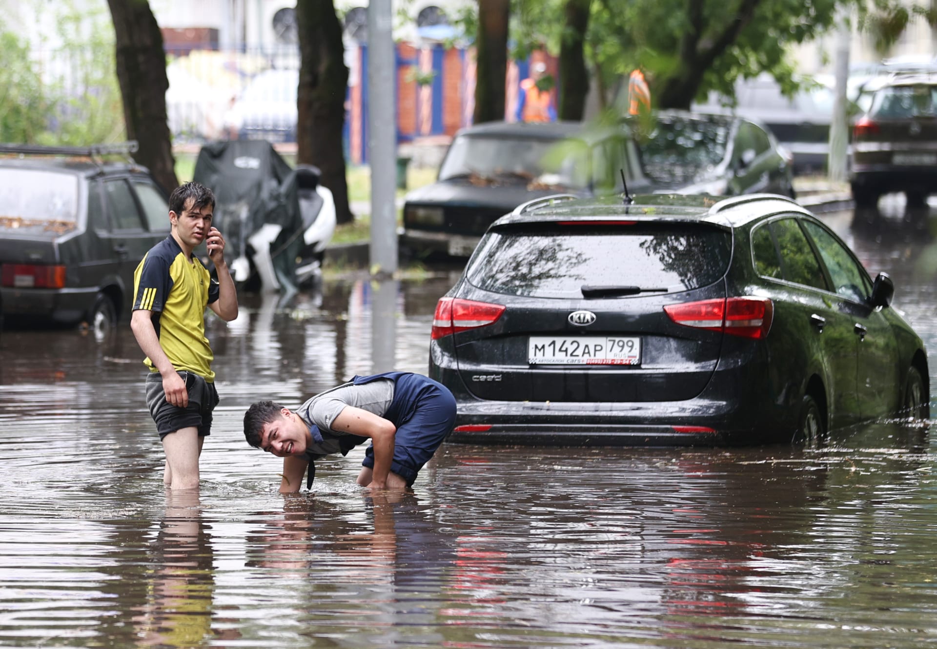 Moskvou se v pondělí prohnaly přívalové deště, řada ulic je pod vodou.