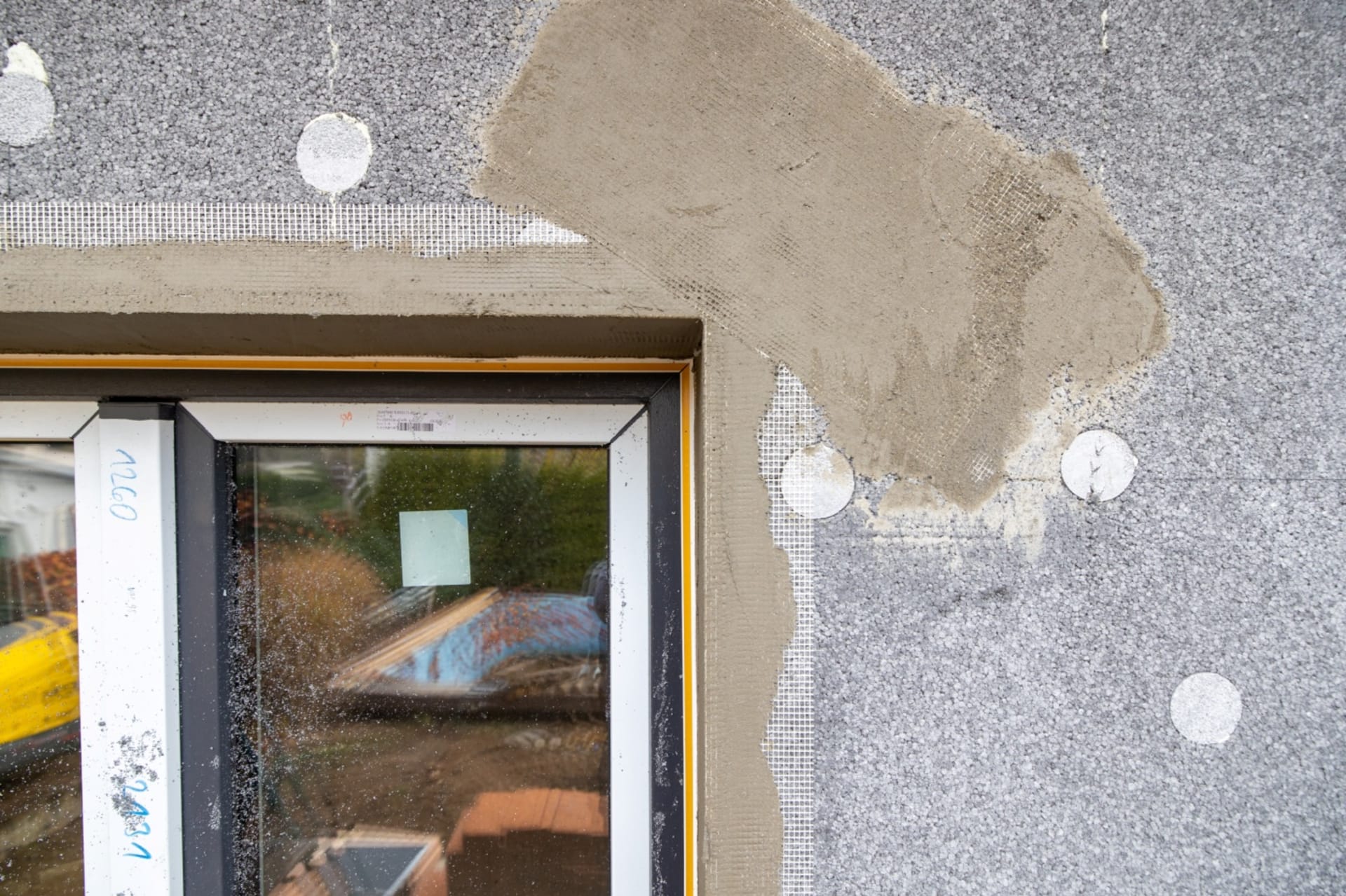 Po nalepení všech lišt je dobré prostor kolem oken začistit, natáhnout lepidlo a perlinku.