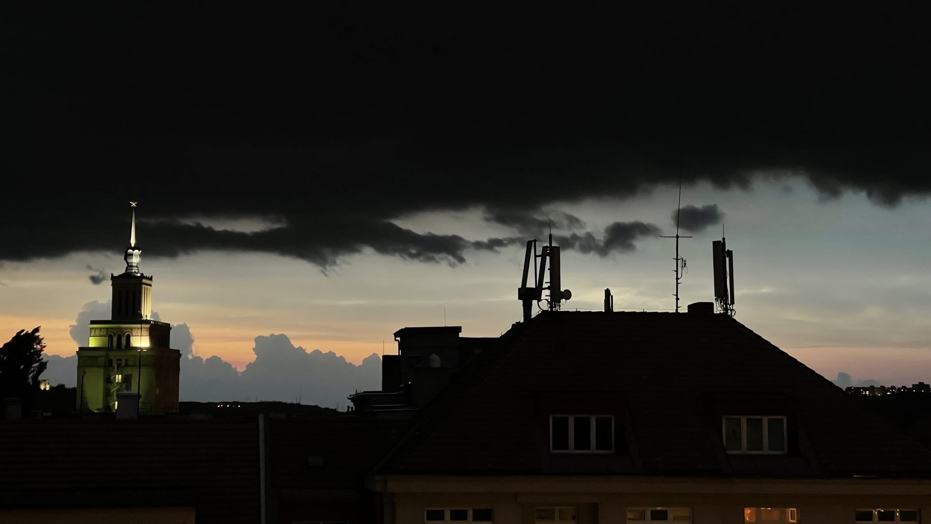 Tmavé mraky v Dejvicích (autor: Tomáš Holec)