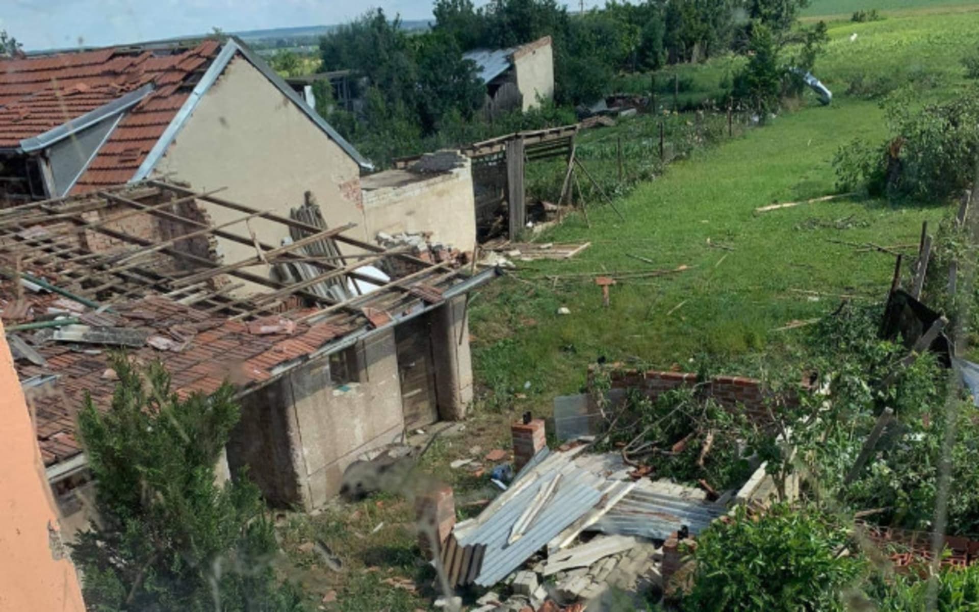 Rodina Kosových přišla během tornáda o střechu nad hlavou, otec rodiny leží ve vážném stavu v nemocnici. (autor: Donio.cz)