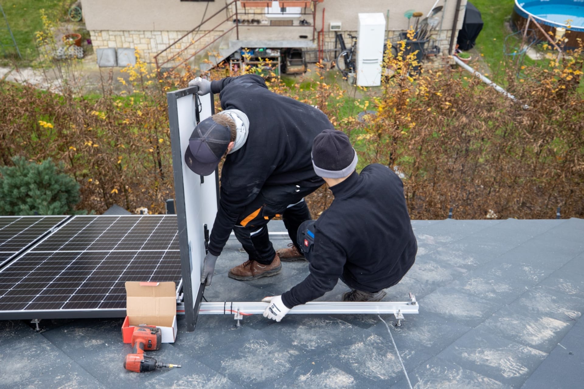 Fotovoltaické panely musí být uloženy jeden vedle druhého, aby bylo docíleno požadovaného výkonu
