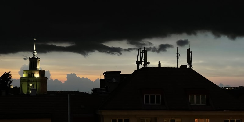 Tmavé mraky v Dejvicích (autor: Tomáš Holec)