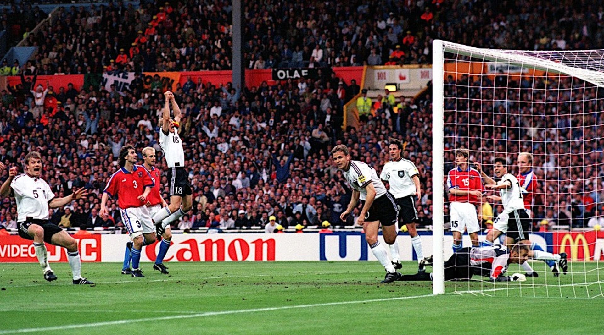 Němci se radují z gólu ve finále mistrovství Evropy 1996 v Londýně. Zcela vlevo s číslem pět Thomas Helmer.