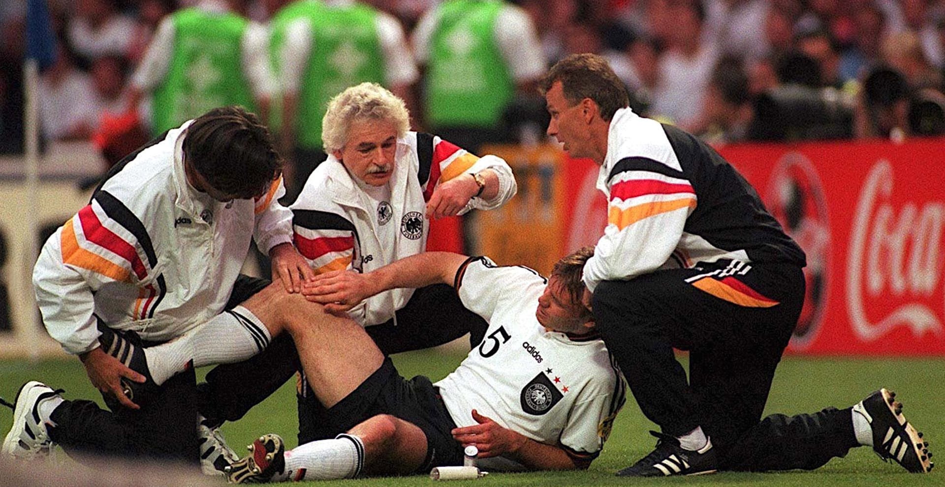 Německý obránce Thomas Helmer se nechává ošetřovat ve 110. minutě semifinále ME 1996 proti Anglii.