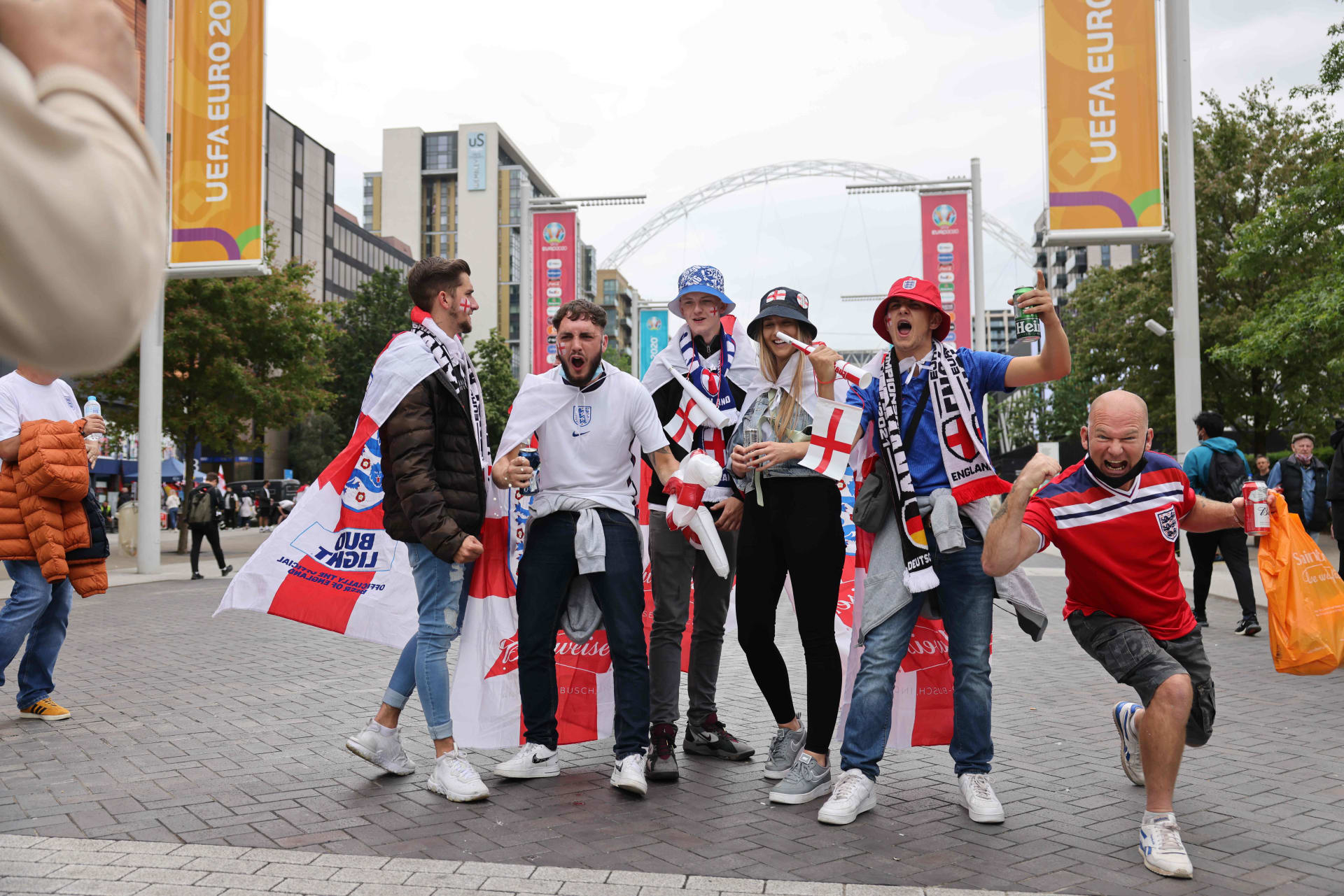 Radost příznivců Albionu před stadionem Wembley