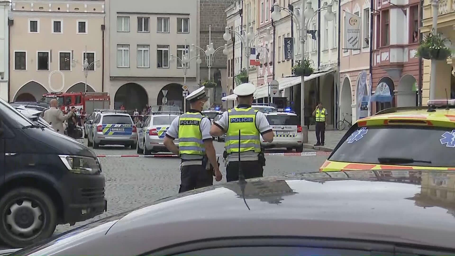 Policisté budovu v Českých Budějovicích, kde muž držel rukojmí, obklíčili. Následný zásah se obešel jen s drobným zraněním držené ženy.