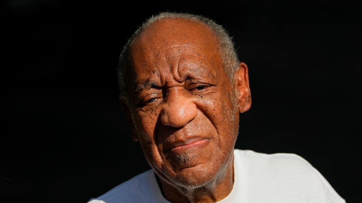 Komik Bill Cosby podle amerického soudu sexuálně napadl náctiletou v roce 1975.