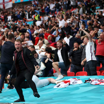 Velká euforie na stadionu Wembley v podání anglických fanoušků.
