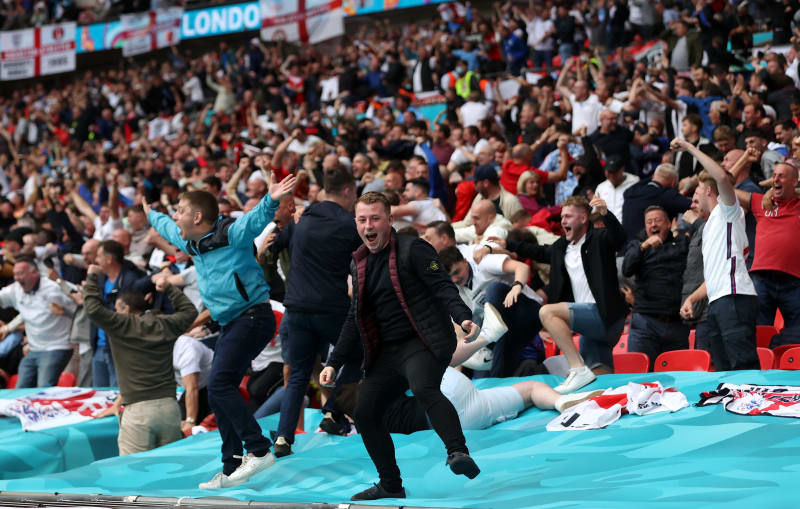 Velká euforie na stadionu Wembley v podání anglických fanoušků.