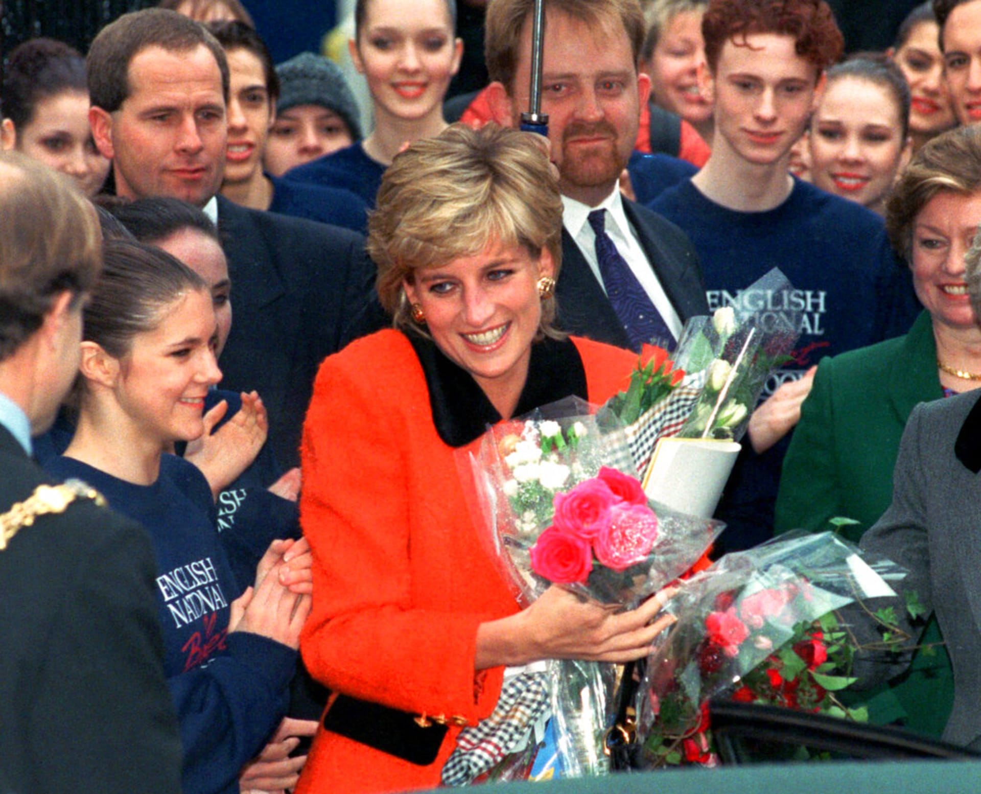 Diana v roce 1995 s úsměvem a kyticemi v ruce opouští otevření anglické Národní baletní školy v Londýně.