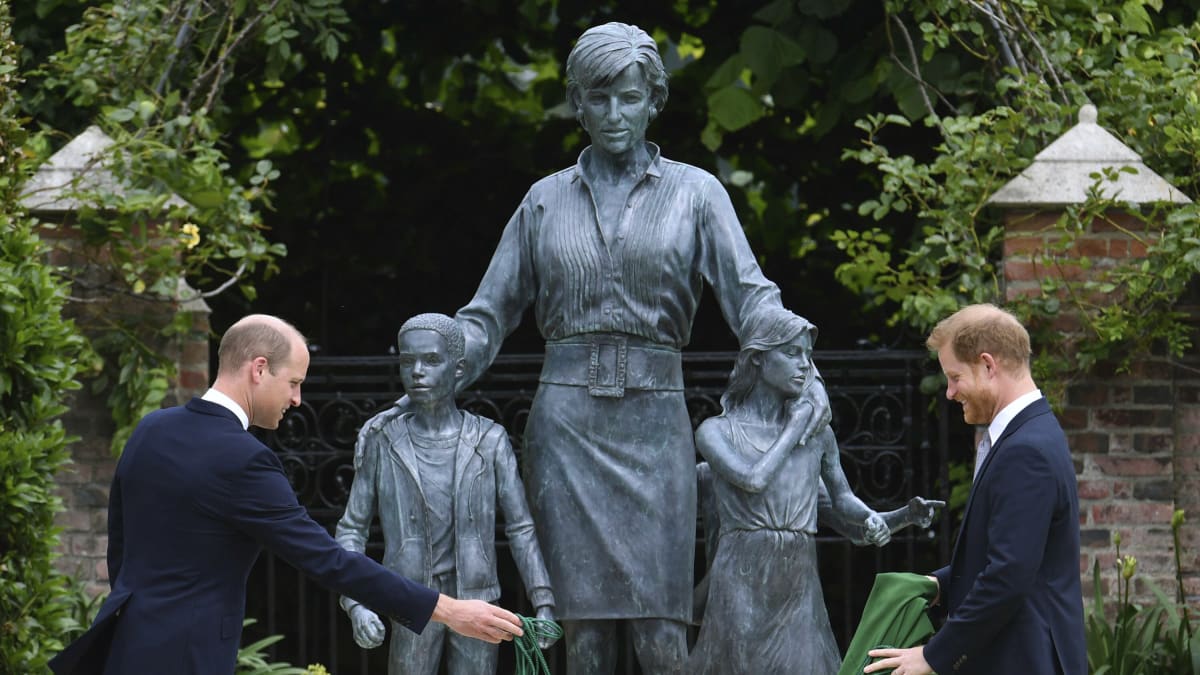 Princ Harry a princ William při odhalení sochy Diany ukázali, že je i přes neshody pojí bratrské pouto.