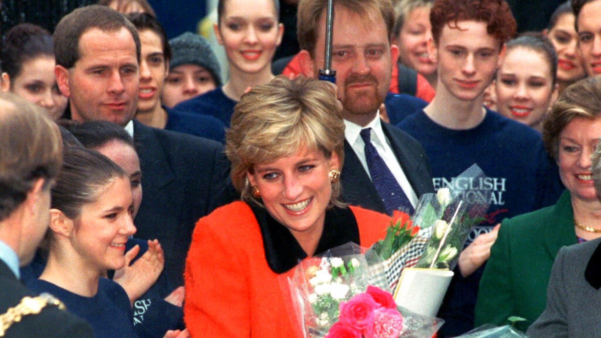Diana v roce 1995 s úsměvem a kyticemi v ruce opouští otevření anglické Národní baletní školy v Londýně.
