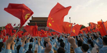 Čínští komunisté slaví 100 let. Nepřátelé si o nás rozbijí hlavu, hlásal prezident 
