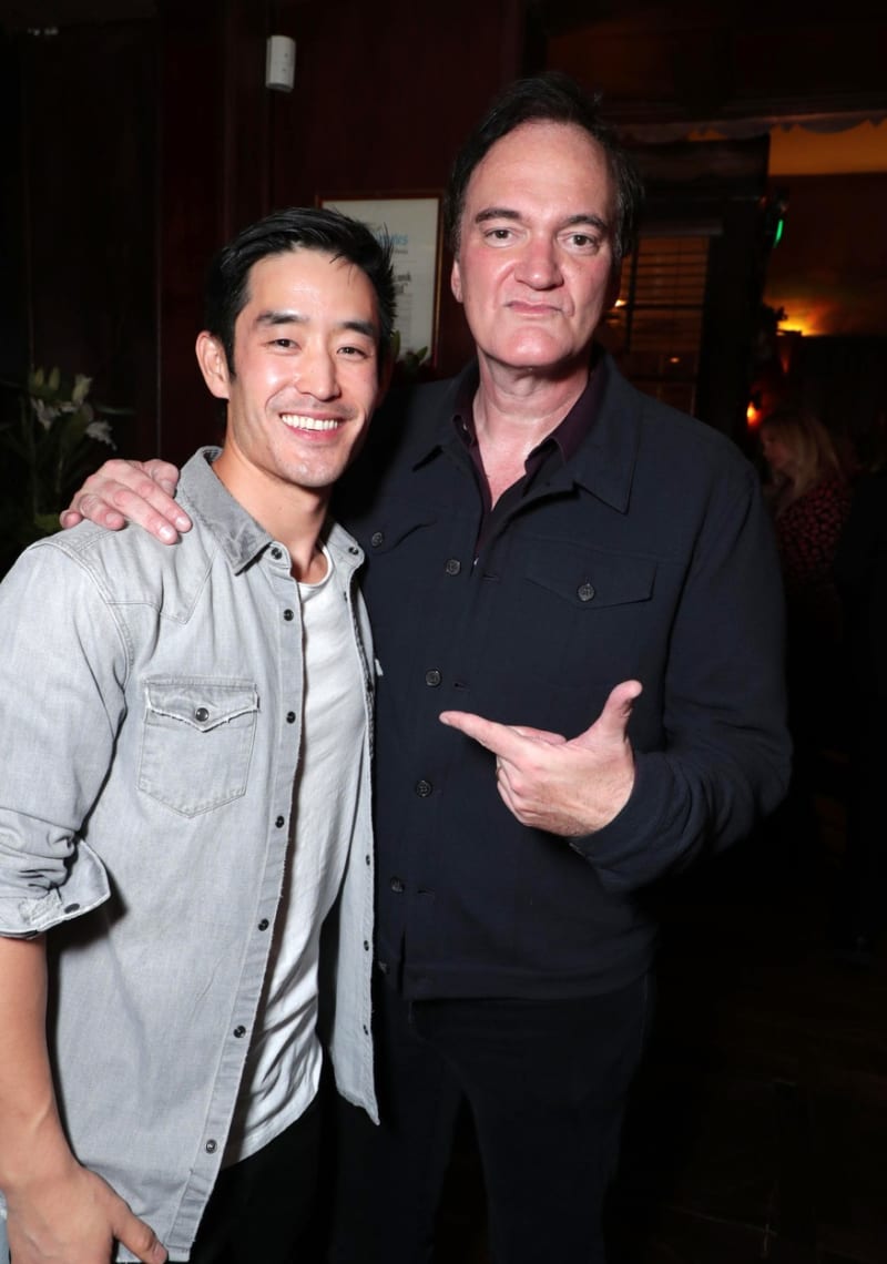 Quentin Tarantino a Mike Moh, který si ve filmu Tenkrát v Hollywoodu zahrál Bruce Leeho.
