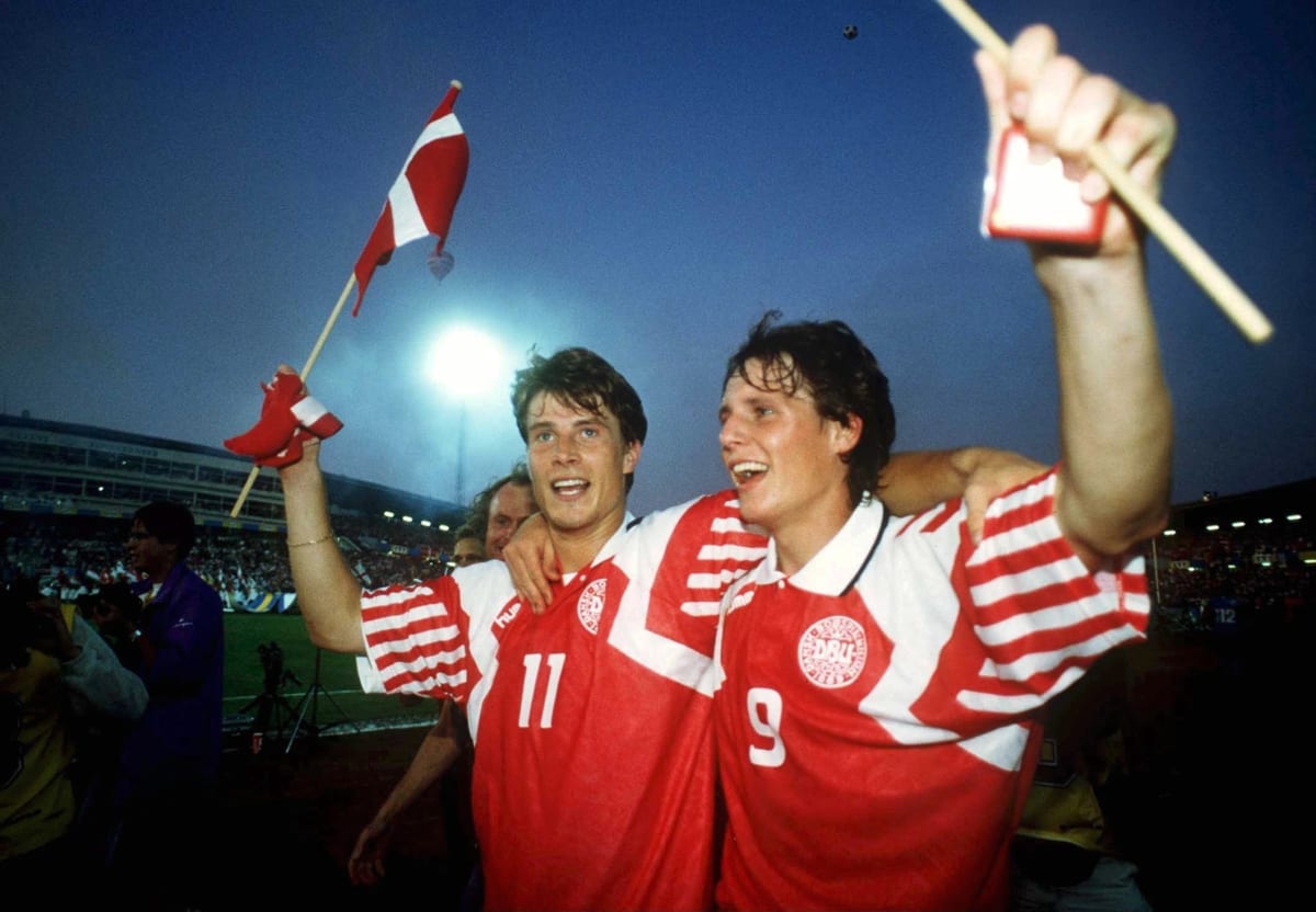Historický okamžik dánského fotbalu. V roce 1992 se stali překvapivými mistry Evropy, když na závěrečném turnaji „zaskočili“ za válkou zmítanou Jugoslávii. Hlavními oporami byli Brian Laudrup (vlevo) a Flemming Povlsen.