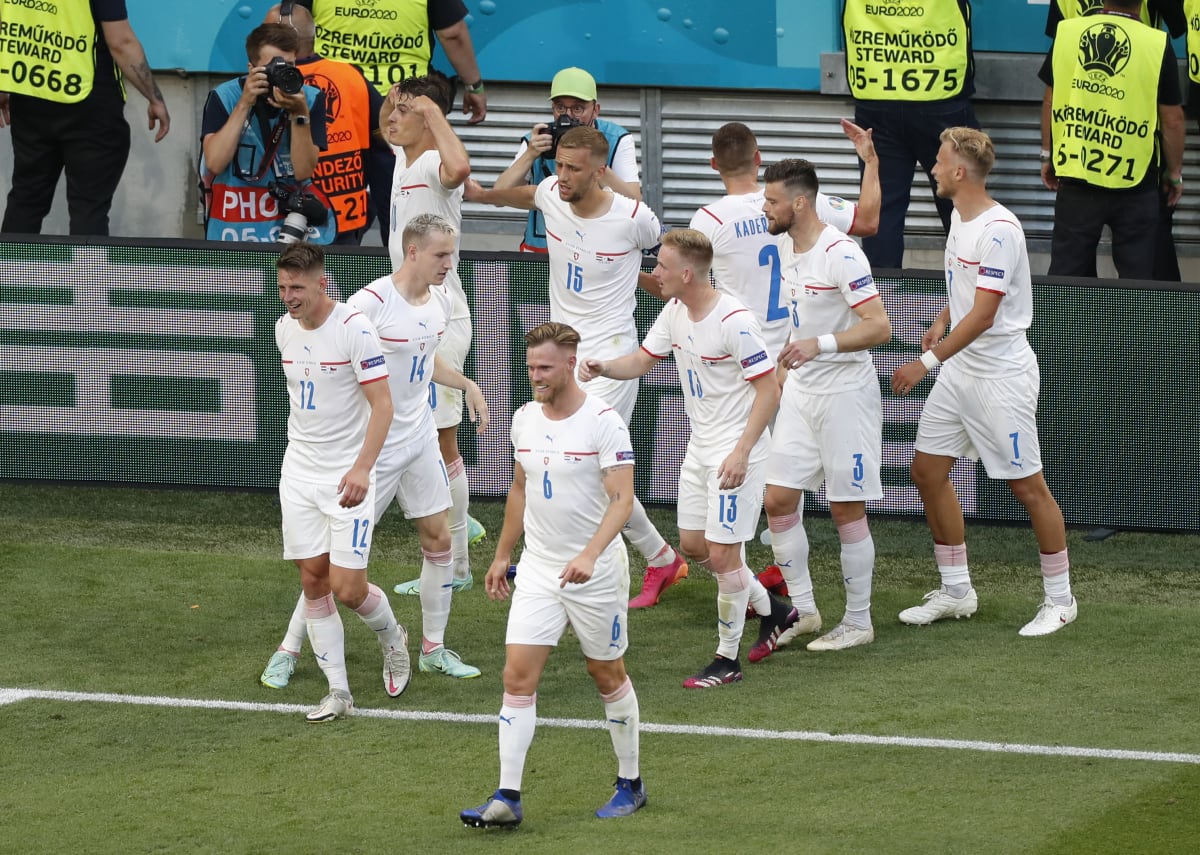 Češi oslavují na Euru gól proti Nizozemsku. 