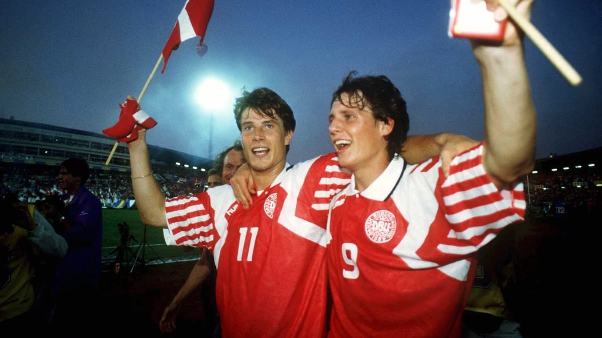 Historický okamžik dánského fotbalu. V roce 1992 se stali překvapivými mistry Evropy, když na závěrečném turnaji „zaskočili“ za válkou zmítanou Jugoslávii. Hlavními oporami byli Brian Laudrup (vlevo) a Flemming Povlsen.