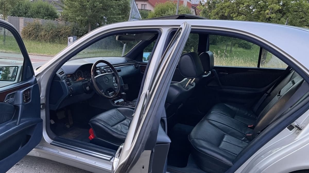 Mercedes-Benz třídy E z roku 1995, jehož prvním majitelem byl hvězdný zpěvák Karel Gott.