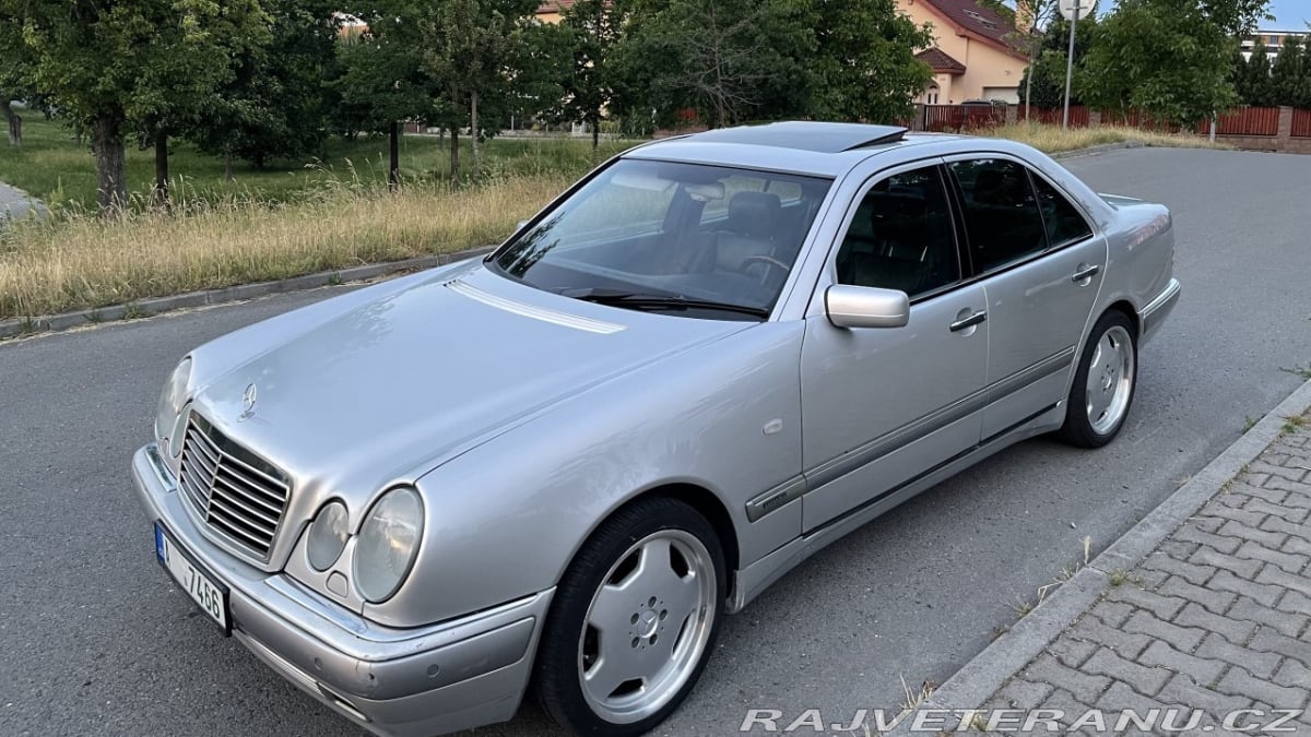 Mercedes-Benz třídy E z roku 1995, jehož prvním majitelem byl hvězdný zpěvák Karel Gott. (autor: Ráj veteránů).