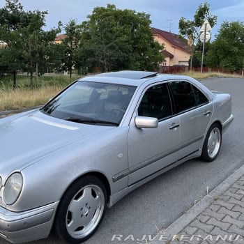 Mercedes-Benz třídy E z roku 1995, jehož prvním majitelem byl hvězdný zpěvák Karel Gott.