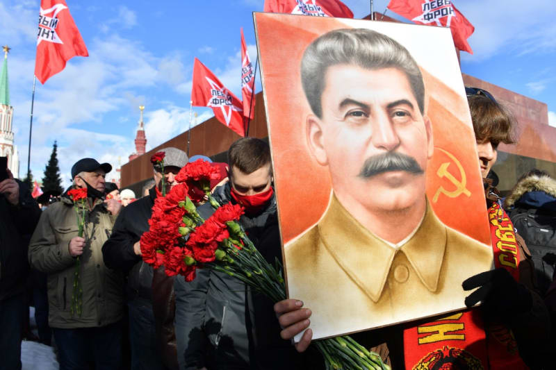 Více než polovina Rusů považuje Josifa Stalina stále za „velkého vůdce“.
