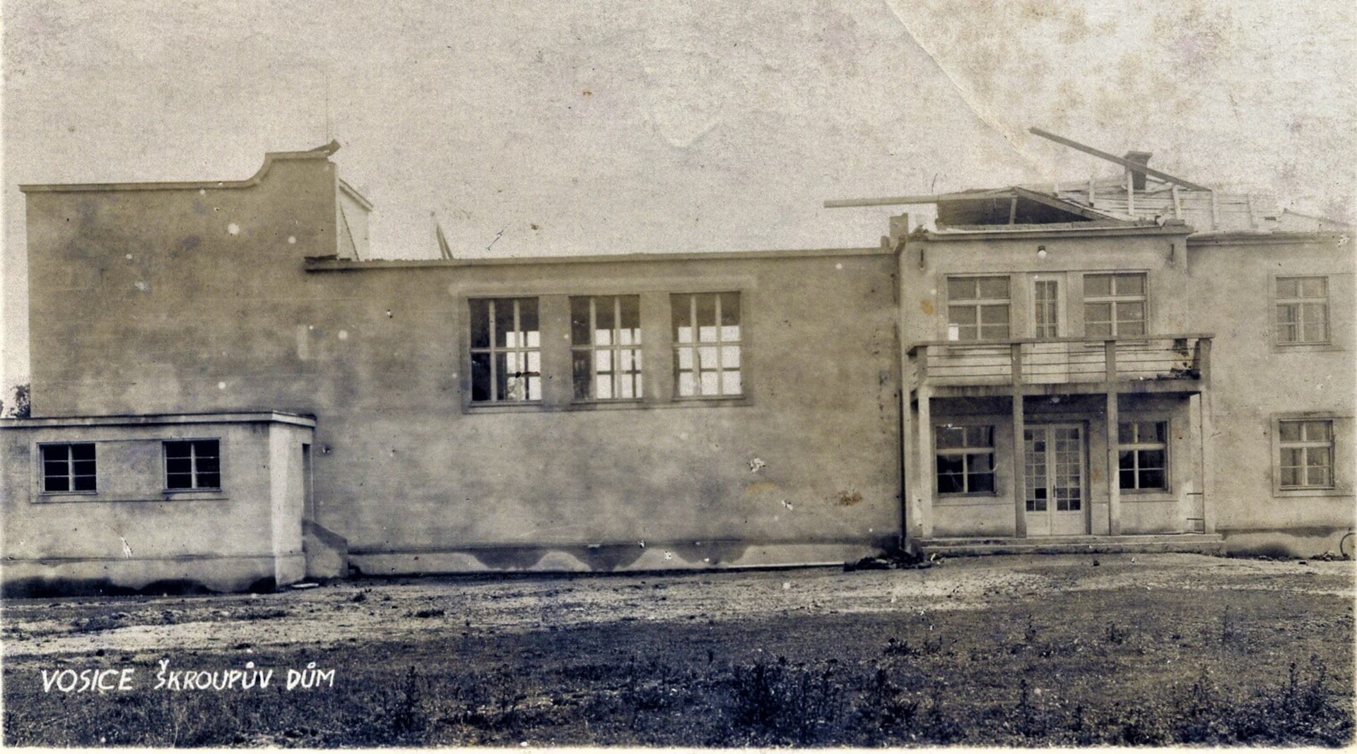 Následky tornáda ze 4. července 1929 v obci Osice na Pardubicku, poničený Škroupův dům. (zdroj: Fotohistorie.cz)