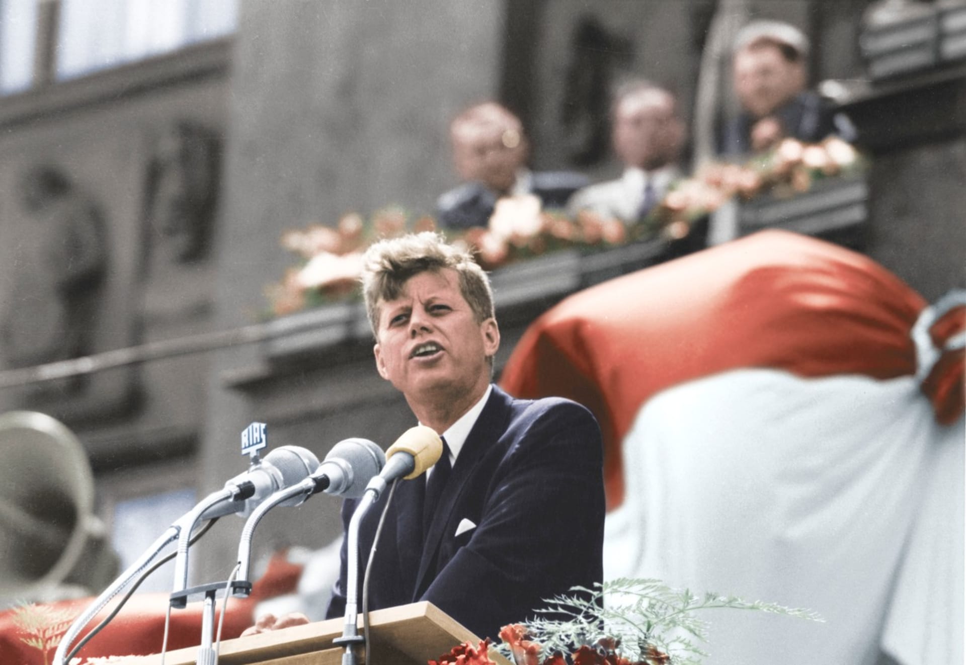 John Fitzgerald Kennedy na návštěvě v Berlíně v červnu 1963, kde pronesl památnou větu Ich bin ein Berliner (Jsem Berlíňan).