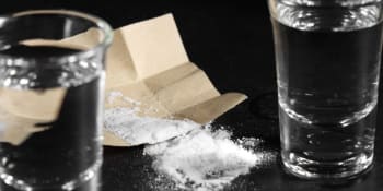 Párty plná vodky a kokainu skončila smrtí matky dvou malých dětí. Otec viní kamarády