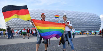 UEFA opět pod palbou kritiky kvůli LGBT. Pro zápas Čechů s Dány zakázala duhové reklamy