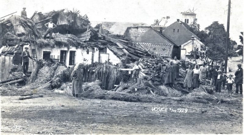 Následky tornáda ze 4. července 1929 v obci Osice na Pardubicku. (zdroj: Fotohistorie.cz)