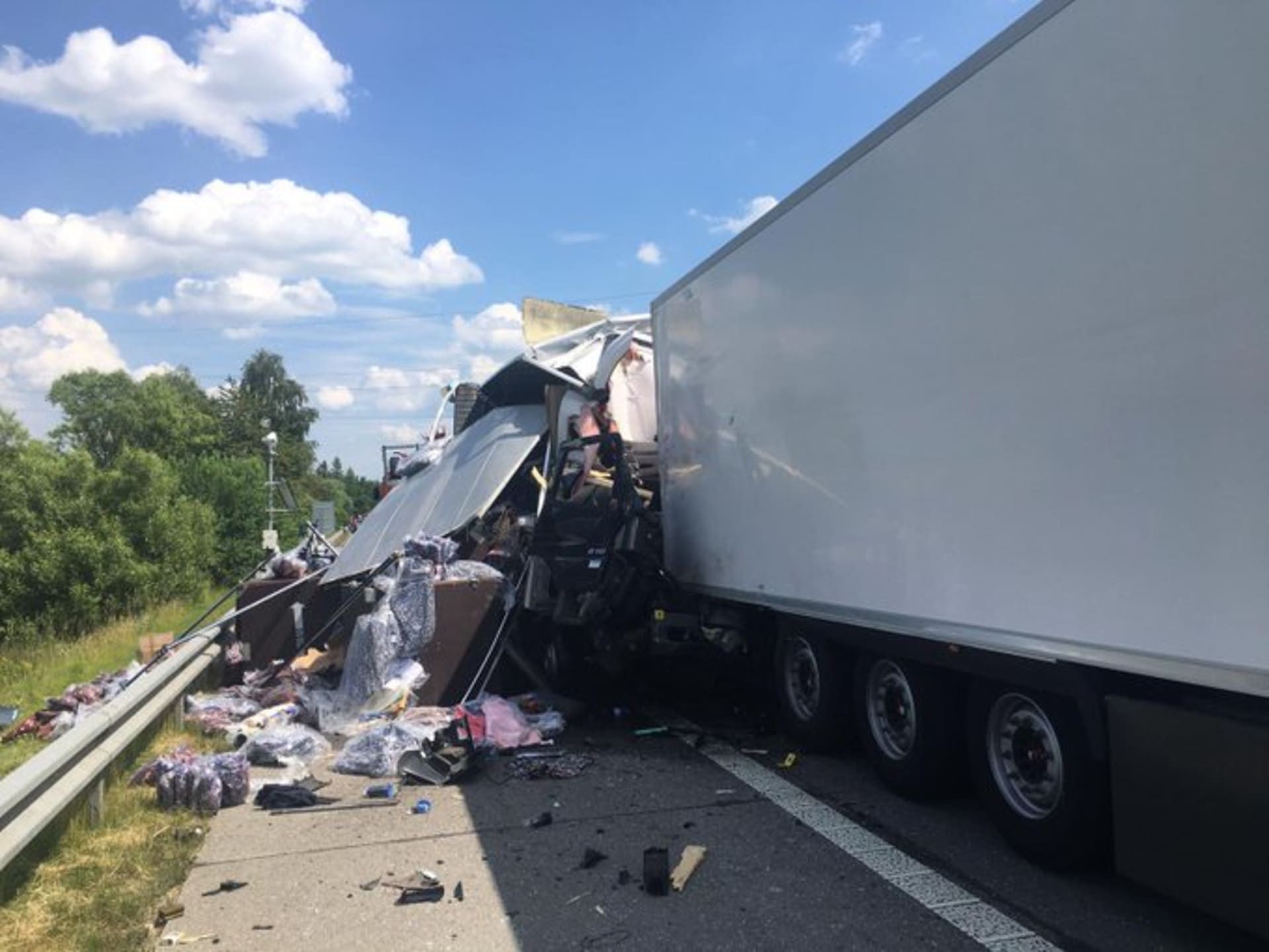 Na dálnici D1 ve směru na Prahu havarovaly dva kamiony a osobní automobil, srazily se s autobusem. 