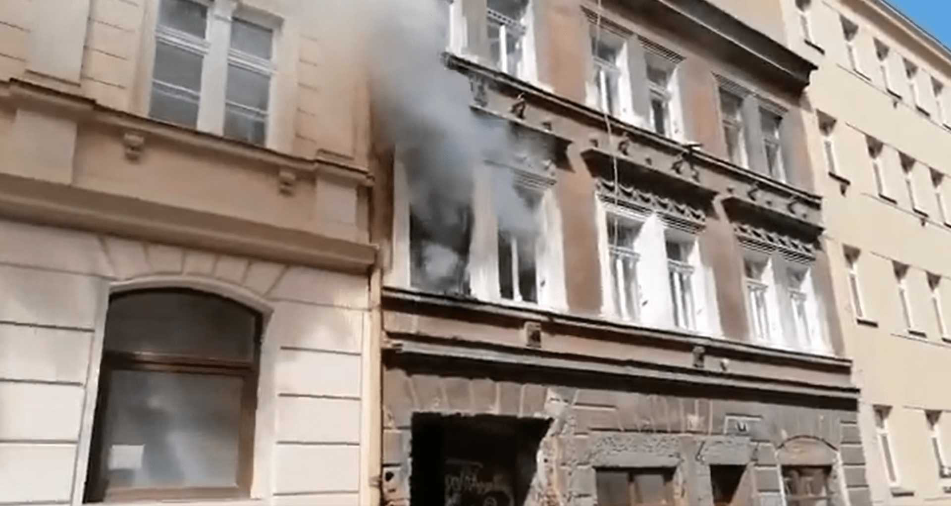 V Praze v domě v ulici Víta Nejedlého na Žižkově hořel v neděli dopoledne byt.