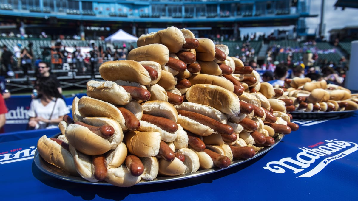 Během oslav Dne nezávislosti se v New Yorku tradičně koná soutěž v pojídání hotdogů.