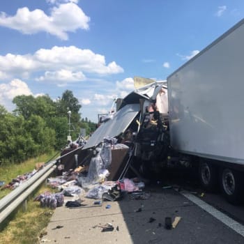 Na dálnici D1 ve směru na Prahu havarovaly dva kamiony a osobní automobil, srazily se s autobusem. 