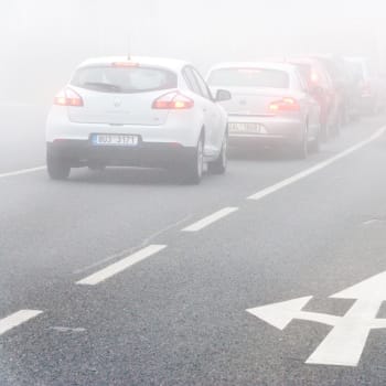Meteorologové varují řidiče, aby si po ránu dali pozor na mlhy.