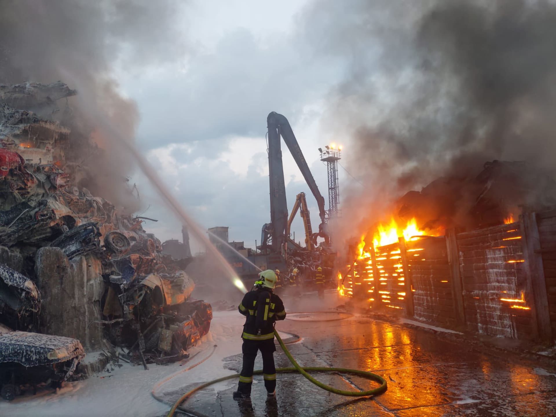 V Ostravě hasiči likvidují požár na vrakovišti.