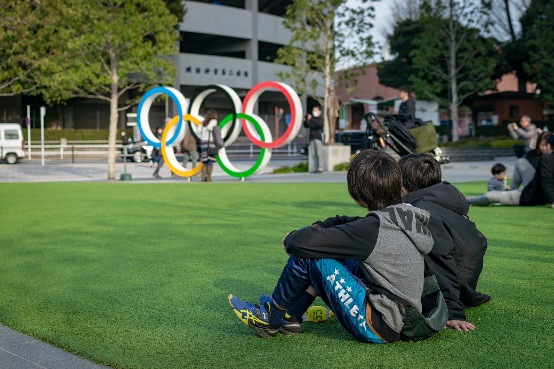 Olympijské kruhy poblíž Nového národního stadionu v Tokiu se staly populární atrakcí.