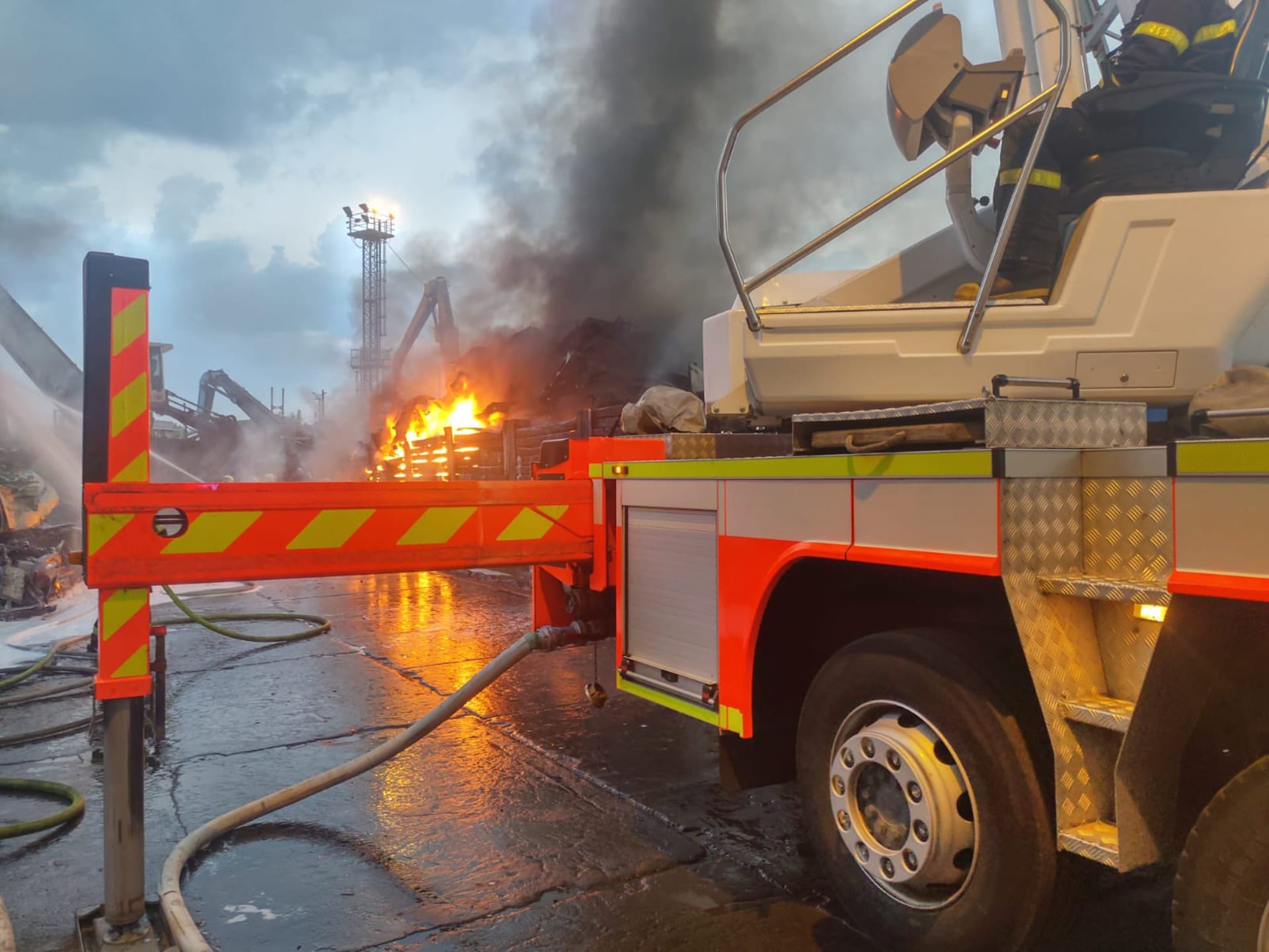V Ostravě hasiči likvidují požár na vrakovišti.