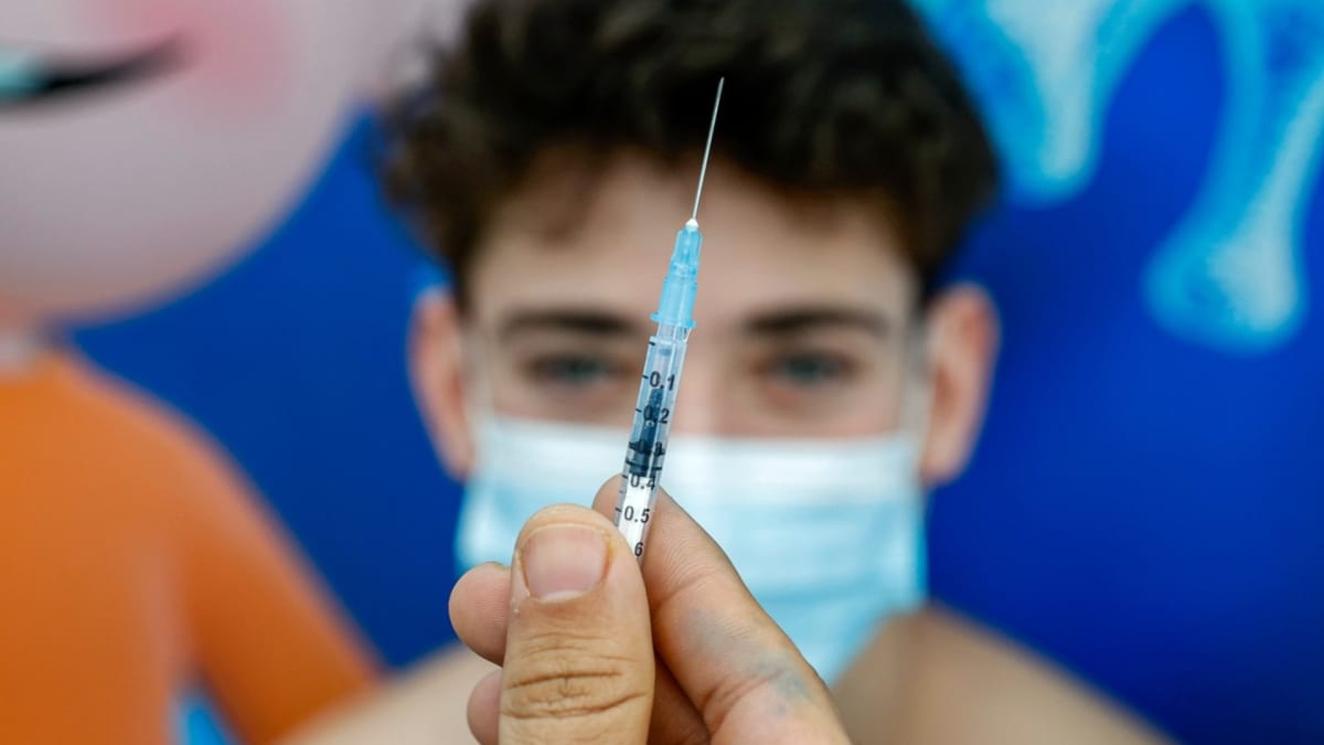 Některé státy včetně Česka se potýkají s nízkým zájmem o vakcinaci u mladých lidí. 