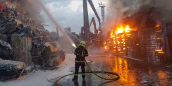 Hasiči v Ostravě likvidují požár na vrakovišti. Hasiči radí lidem vůbec nevycházet
