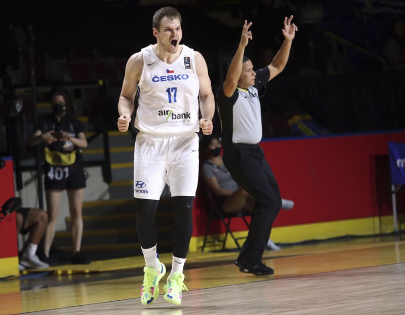 Český basketbalista Jaromír Bohačík se raduje při vítězství na Řeckem.