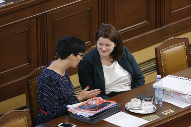 Ministryně práce a sociálních věcí Jana Maláčová (vpravo) a šéfka TOP 09 Markéta Pekarová Adamová ve Sněmovně v roce 2018