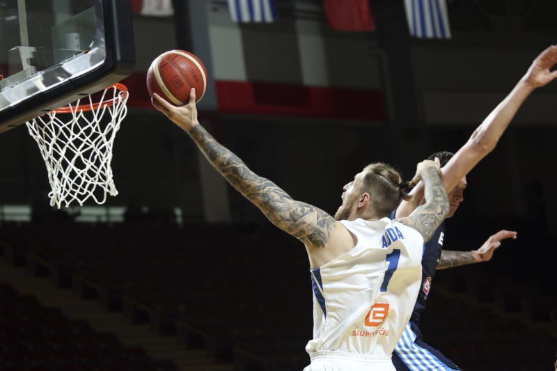 Český basketbalista Patrik Auda zakončuje během zápasu s Řeckem.