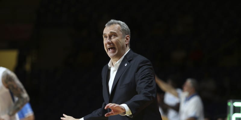Izraelský trenér českých basketbalistů Ronen Ginzburg řídí své svěřence.