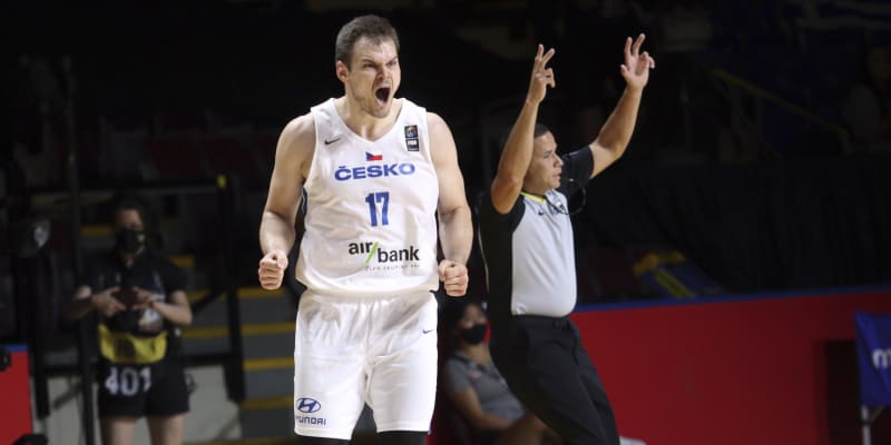 Český basketbalista Jaromír Bohačík se raduje při vítězství na Řeckem.