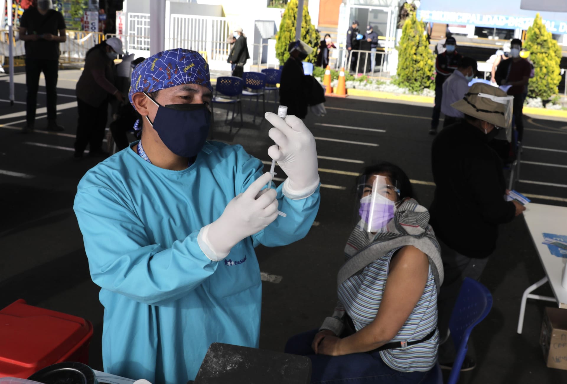 Zdravotnický pracovník připravuje dávku vakcíny Pfizer COVID-19 na očkovacím místě v Arequipě v Peru.