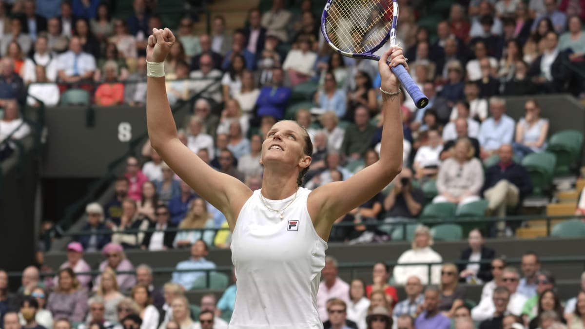 Česká tenistka Karolína Plíšková se raduje z vítězství nad Švýcarkou Viktorijí Golubicovou.