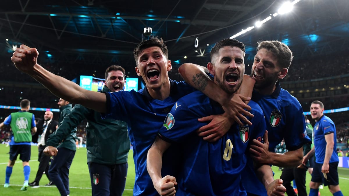 Střelec rozhodující penalty Jorginho (s číslem 8), Matteo Pessina a Domenico Berardi slaví postup Itálie do finále Eura.